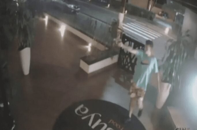 VÍDEO - Atirador mata dois em restaurante, faz reféns em pizzaria e vai preso no Litoral