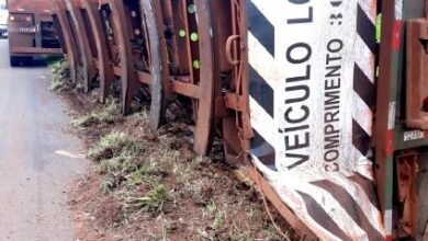 Caminhão carregado com resíduo de cana tomba em rodovia