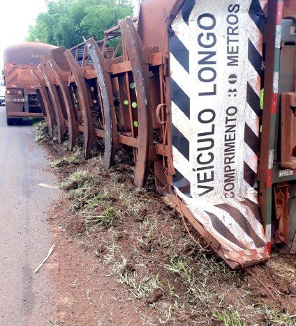Caminhão carregado com resíduo de cana tomba em rodovia