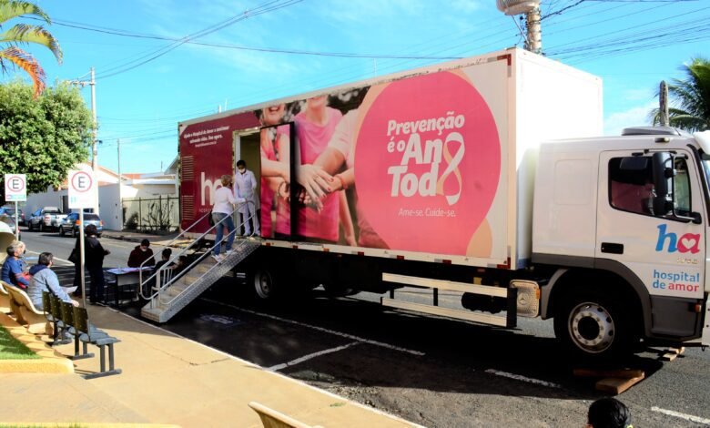 Unidades de Saúde orientam moradoras sobre prevençãoao câncer de mama durante o Outubro Rosa