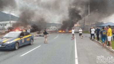 Caminhoneiros realizam bloqueios em rodovias pelo Brasil após vitória de Lula