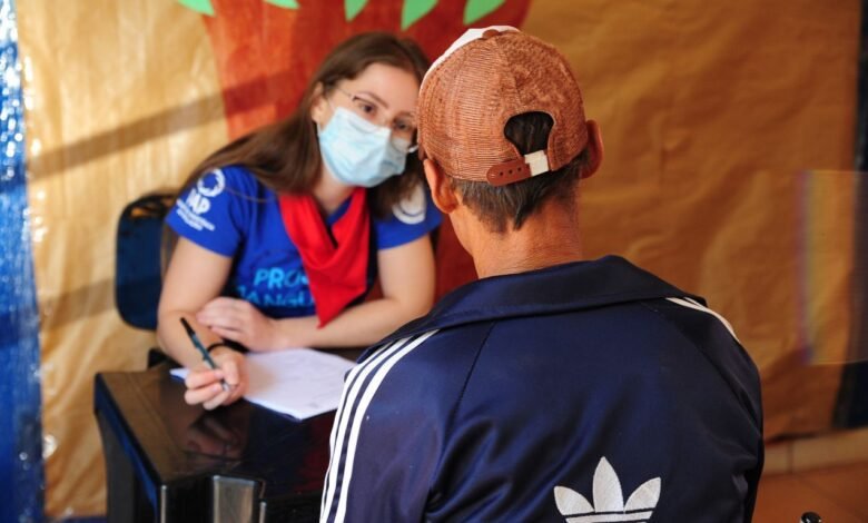 Ação leva atendimento médico, vacina e atividades culturais a pessoas em situação de rua