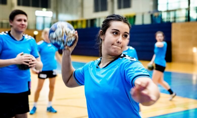 Sesi oferece aulas gratuitas de karatê e handebol