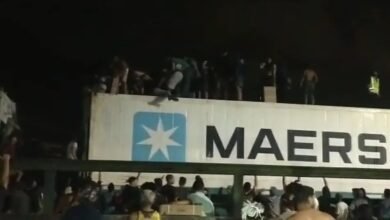 VÍDEO - Multidão saqueia contêiner de carne em Cubatão