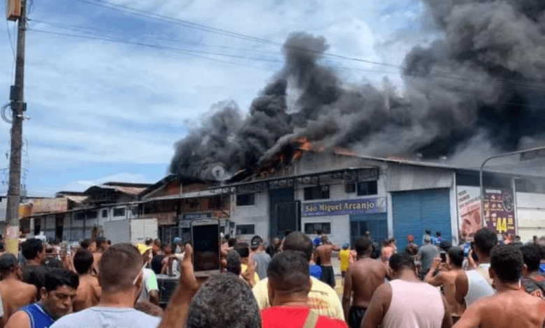 VÍDEO: Galpão do Ceasa do Rio de Janeiro pega fogo e lojas são saqueadas