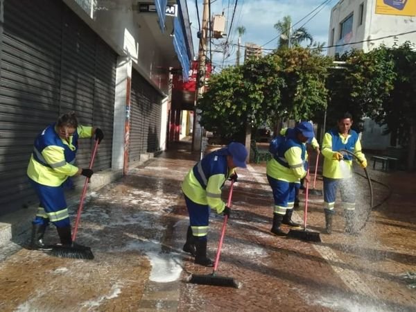 SAAE Barretos promove lavagem do calçadão