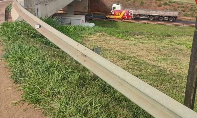 Bombeiros resgatam corpo de homem que se jogou do viaduto