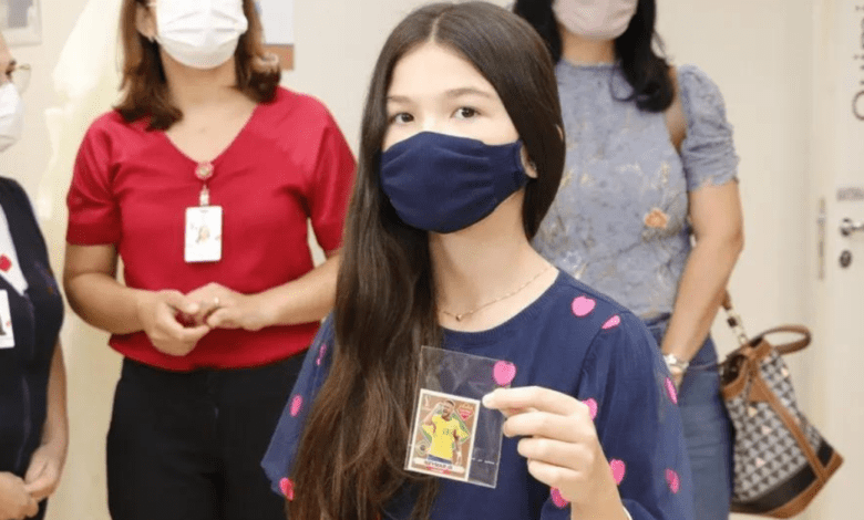 Menina de 9 anos encontra figurinha rara de Neymar e faz doação a Hospital no interior de SP