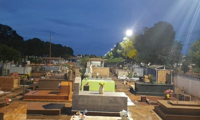 Obras de iluminação em cemitério do município