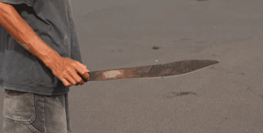 Após discussão, homem golpeia irmão na cabeça com facão