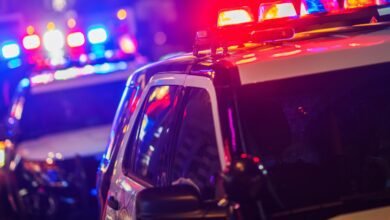 Homem é preso por violência doméstica e polícia apreende duas facas