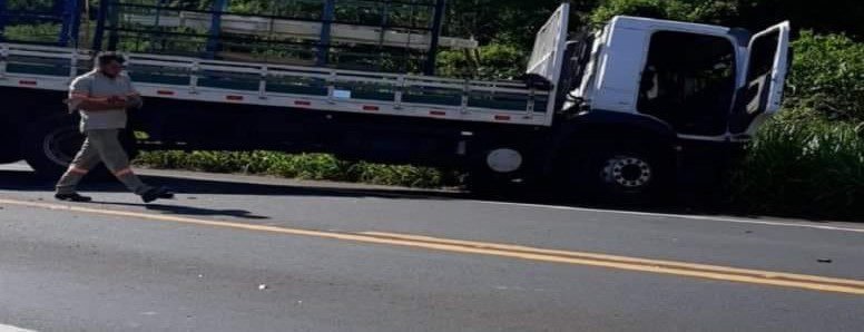 Jovem morre após carro bater de frente com caminhão