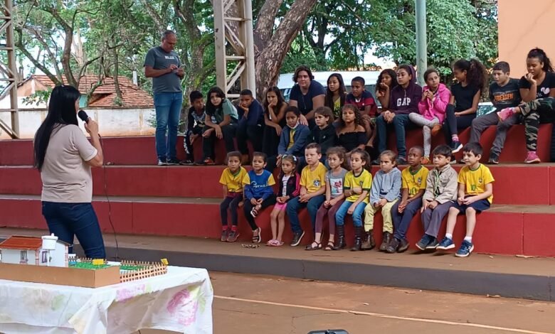 Alunos participam de palestra sobre a dengue e acidentes com escorpiões