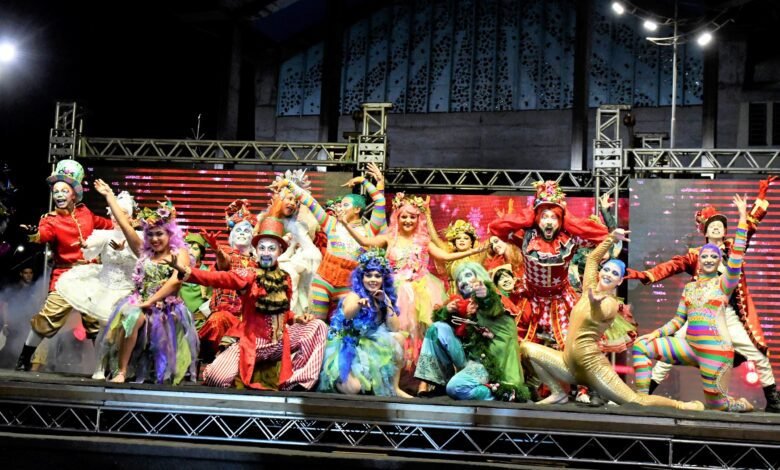 Abertura do Natal Encantado com chegada do Papai Noel e decoração natalina reúne centenas de famílias