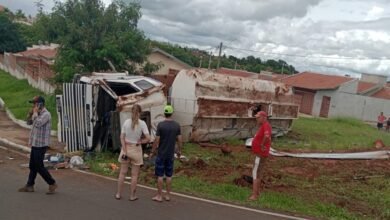 Caminhão-tanque carregado com agrotóxico tomba