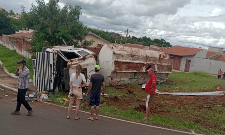 Caminhão-tanque carregado com agrotóxico tomba