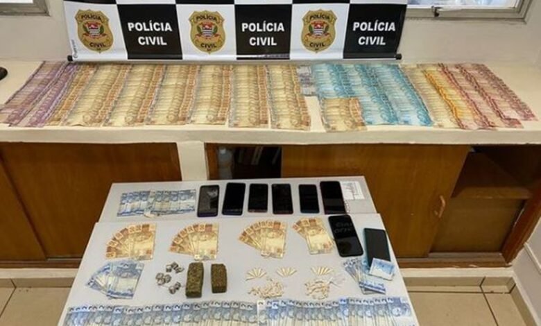 Três pessoas são presas e um adolescente é apreendido por tráfico de drogas