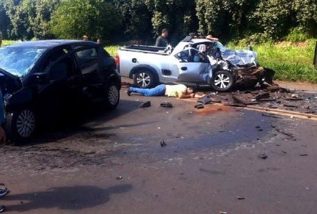 Batida entre carros termina com um morto e dois feridos