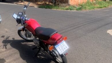 Polícia flagra moto irregular e aprende drogas