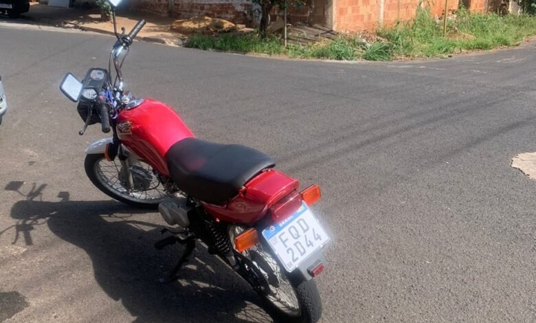 Polícia flagra moto irregular e aprende drogas