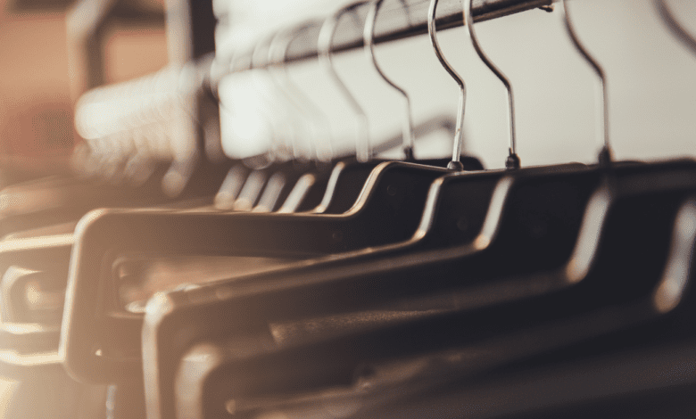 Ladrões se passam por cliente e furtam loja de roupa