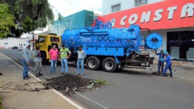 Limpeza de bueiros e galerias pluviais é intensificada para melhorar o escoamento de água