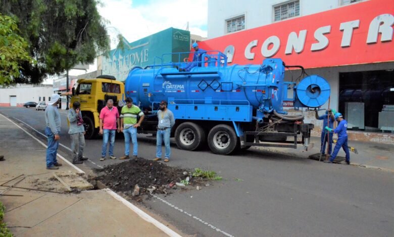 Limpeza de bueiros e galerias pluviais é intensificada para melhorar o escoamento de água