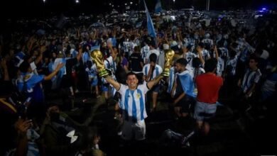 Milhares de argentinos ficaram acampados na espera pela Seleção. Créditos: Reuters