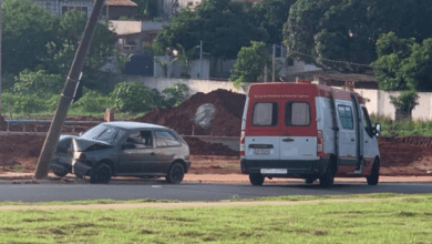 Motorista perde controle de veículo e atinge poste