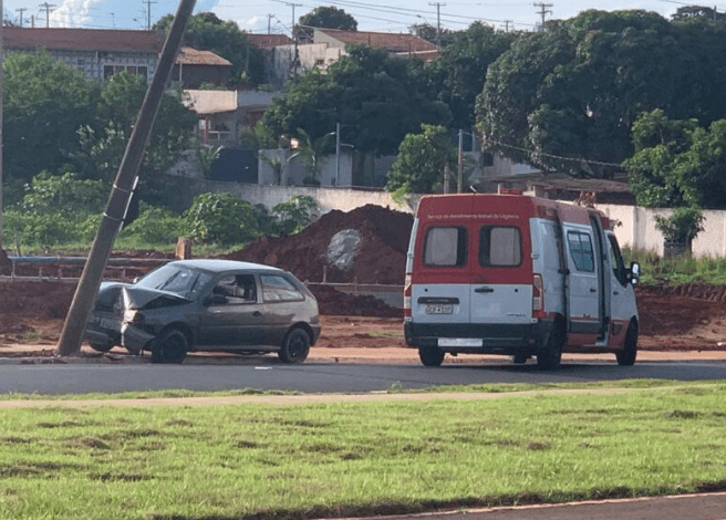Motorista perde controle de veículo e atinge poste