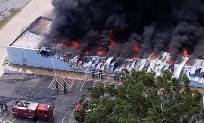 FOTOS: Incêndio de grandes proporções destrói loja da Havan