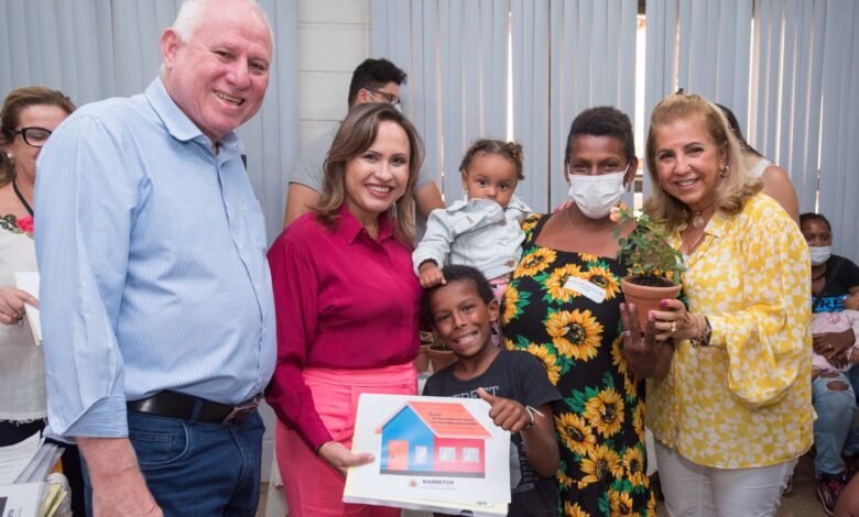 Prefeitura entrega escrituras para moradores do Conjunto Habitacional José Eugênio Abrão Miziara