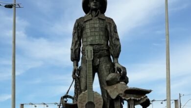 Monumento de Barretos veste a camisa 10 em homenagem a Pelé