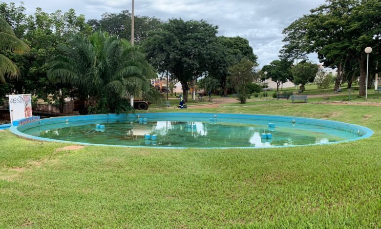 Secretaria Municipal de Obras e Serviços Urbanos, inicia a manutenção da fonte localizada na Praça da Primavera, na área central da cidade.