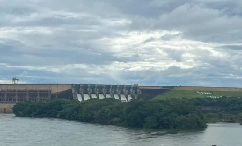 Comportas da Hidrelétrica Marimbondo são abertas para o controle do volume de água na região