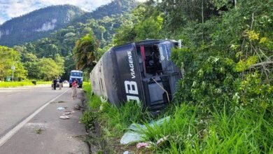 Ônibus tomba e deixa 26 feridos no Rio de Janeiro