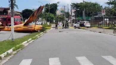 VÍDEO - Avião cai no meio de avenida no Litoral Norte