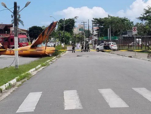 VÍDEO - Avião cai no meio de avenida no Litoral Norte