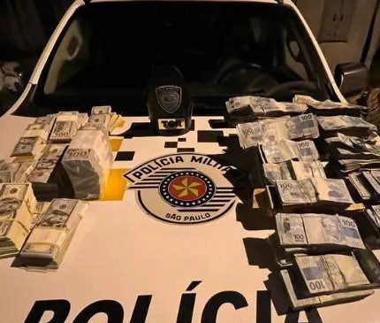 Quase R$ 3 milhões são encontrados em painel de carro em alta velocidade no Litoral