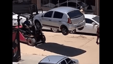 VÍDEO: Empilhadeira remove carros estacionados em local proibido