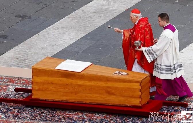 Funeral do Papa Emérito Bento XVI é realizado na Praça São Pedro