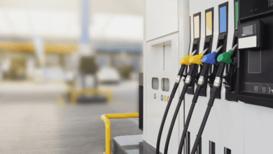 Gasolina cai e volta a ficar abaixo de R$ 5, diz ANP