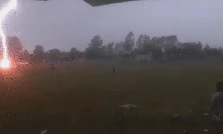 Vídeo: Raio atinge campo de futebol durante partida