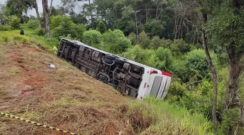 Ônibus de viagem tomba e mata sete pessoas no Paraná
