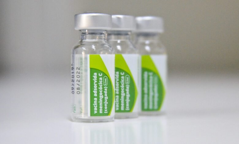 Trabalhadores da Saúde e jovens de 15 a 19 anos podem tomar a vacina contra a meningite