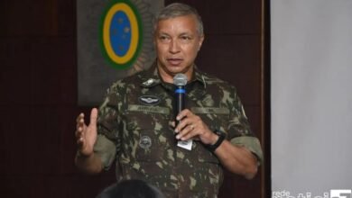 Lula demite o comandante do Exército