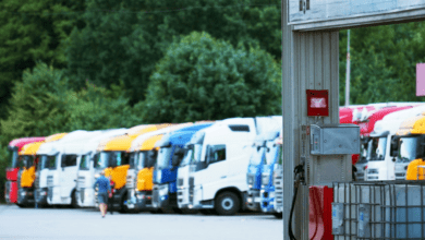 caminhão estacionado em posto de gasolina