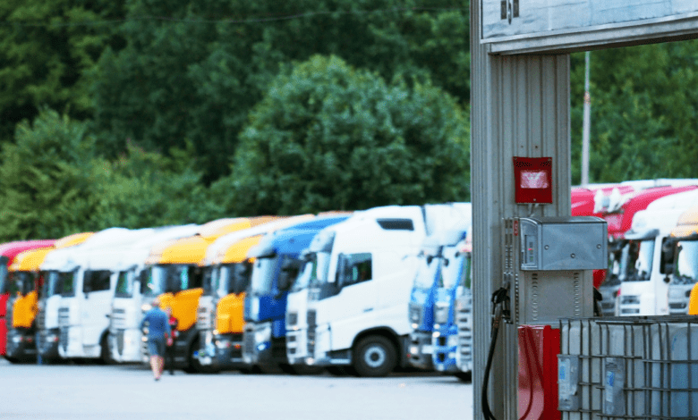 caminhão estacionado em posto de gasolina