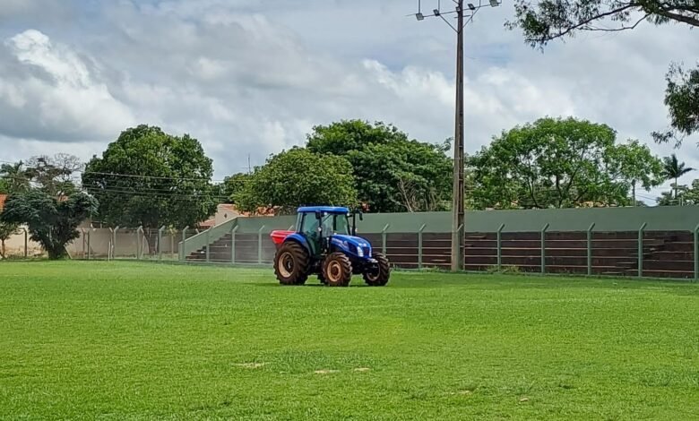 Campo de futebol do município recebem adubação