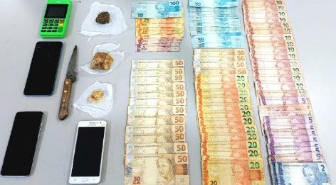 Polícia descobre fundo falso em piso da cozinha e prende casal por tráfico